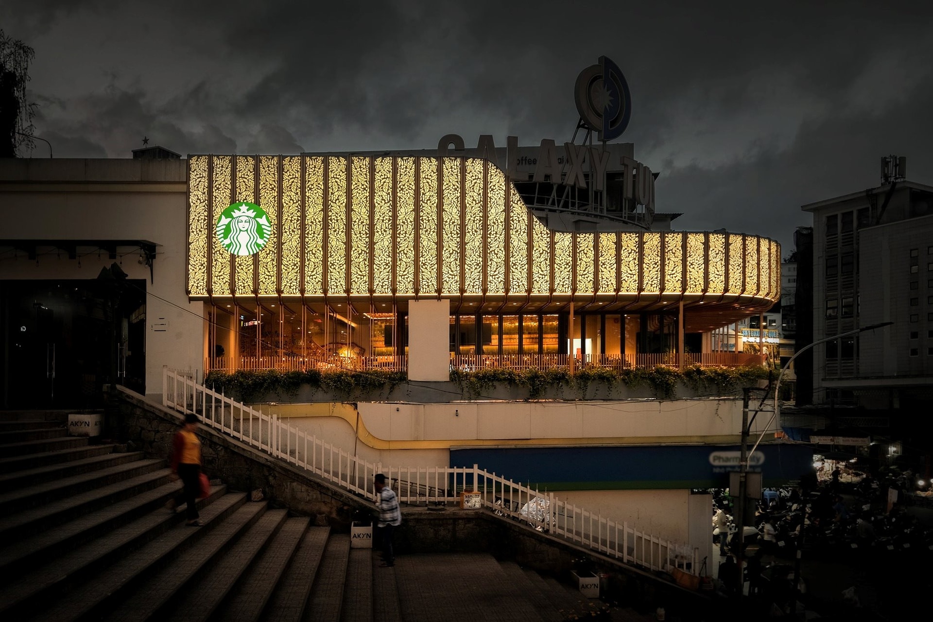 Trả mặt bằng đắc địa ở Hàn Thuyên, Starbucks khai trương cửa hàng cạnh chợ Đà Lạt, mở cửa từ 5h sáng giúp khách 'chữa lành'