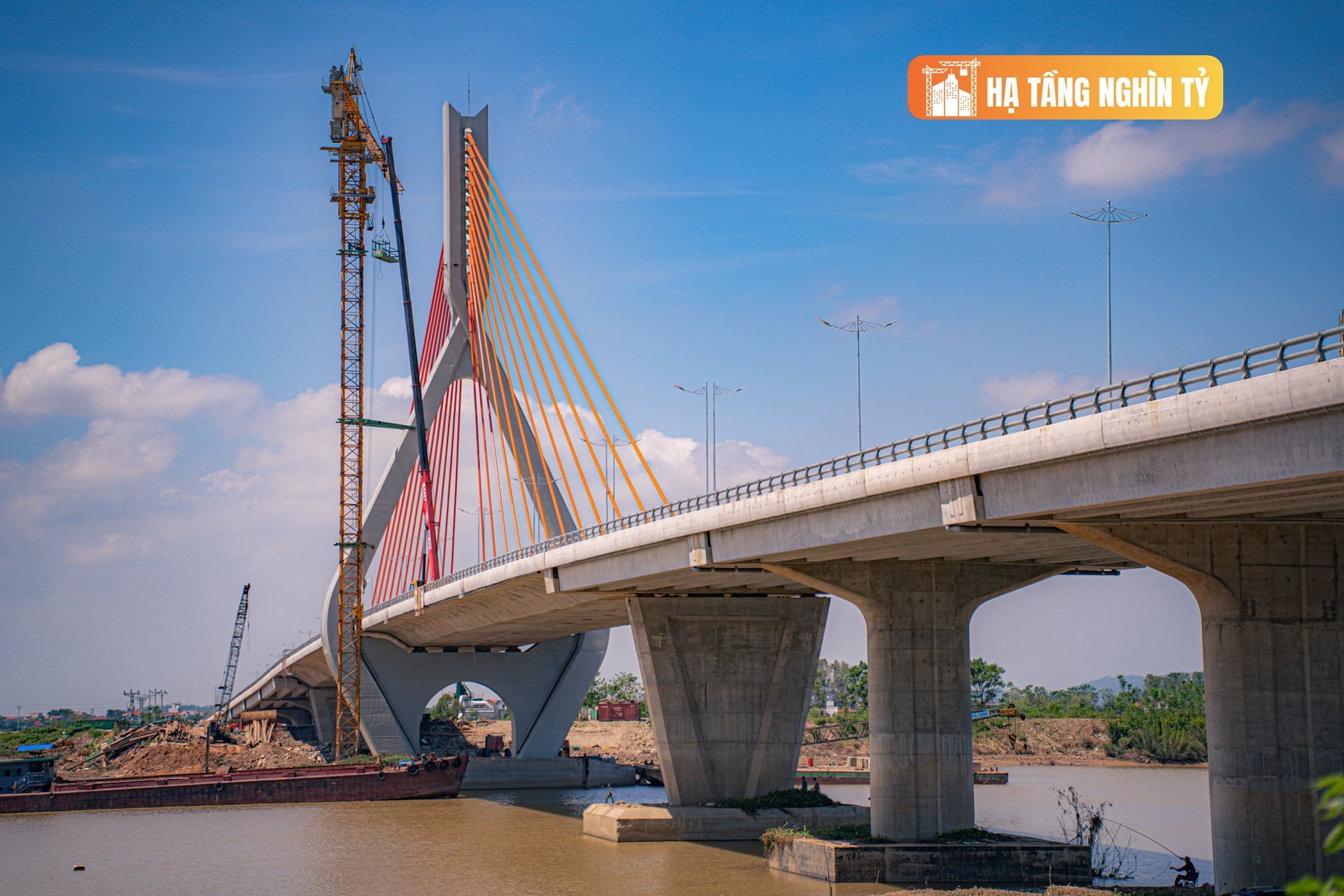 Ngắm cầu dây văng nghìn tỷ đầu tiên của tỉnh tăng trưởng cao nhất cả nước trước ngày thông xe