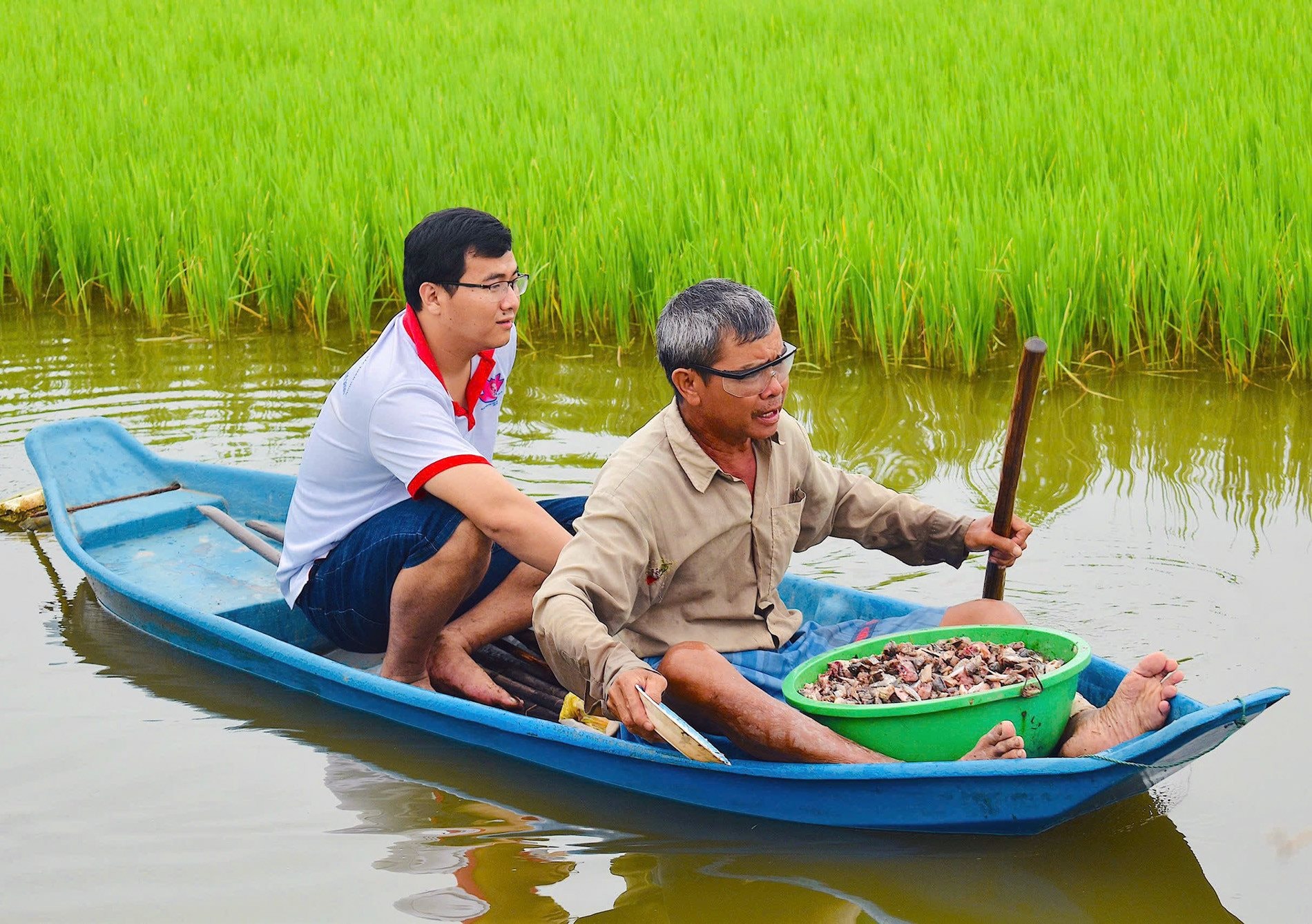 25 tuổi bỏ việc văn phòng, thạc sĩ Luật rủ nhóm bạn thân về quê trồng lúa hữu cơ ST25 “chuẩn 4 sao”, kêu gọi hàng chục nông dân là cô dì chú bác, xóm giềng lập Hợp tác xã
