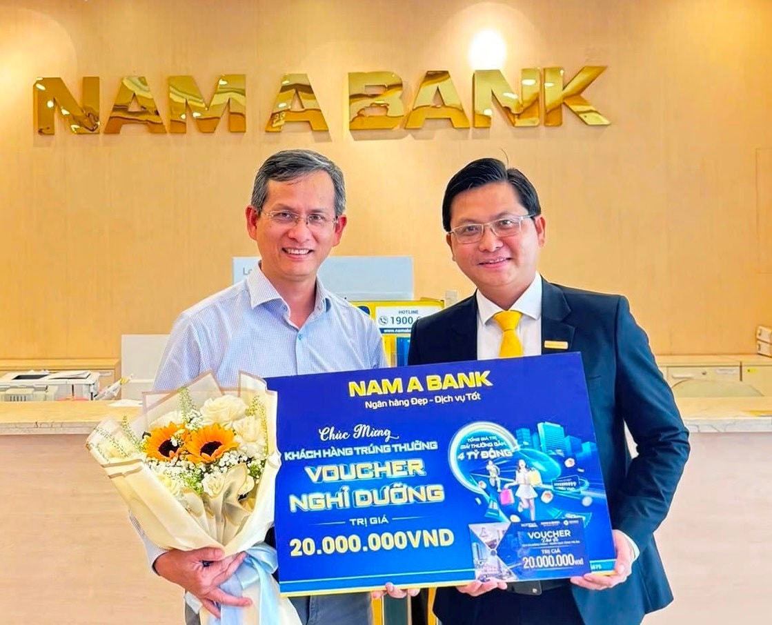 Nam A Bank trao giải đợt 1 chương trình “32 năm đồng hành - ngàn quà tặng tri ân”