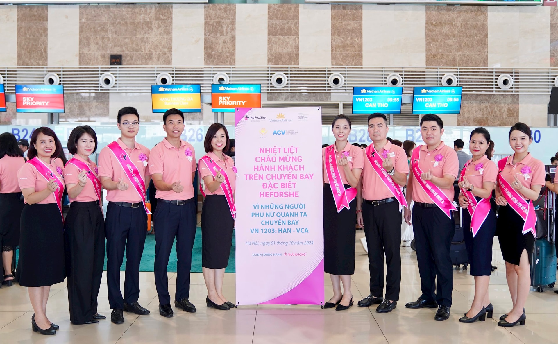 Vietnam Airlines “tô hồng” chuyến bay hưởng ứng chiến dịch HeForShe