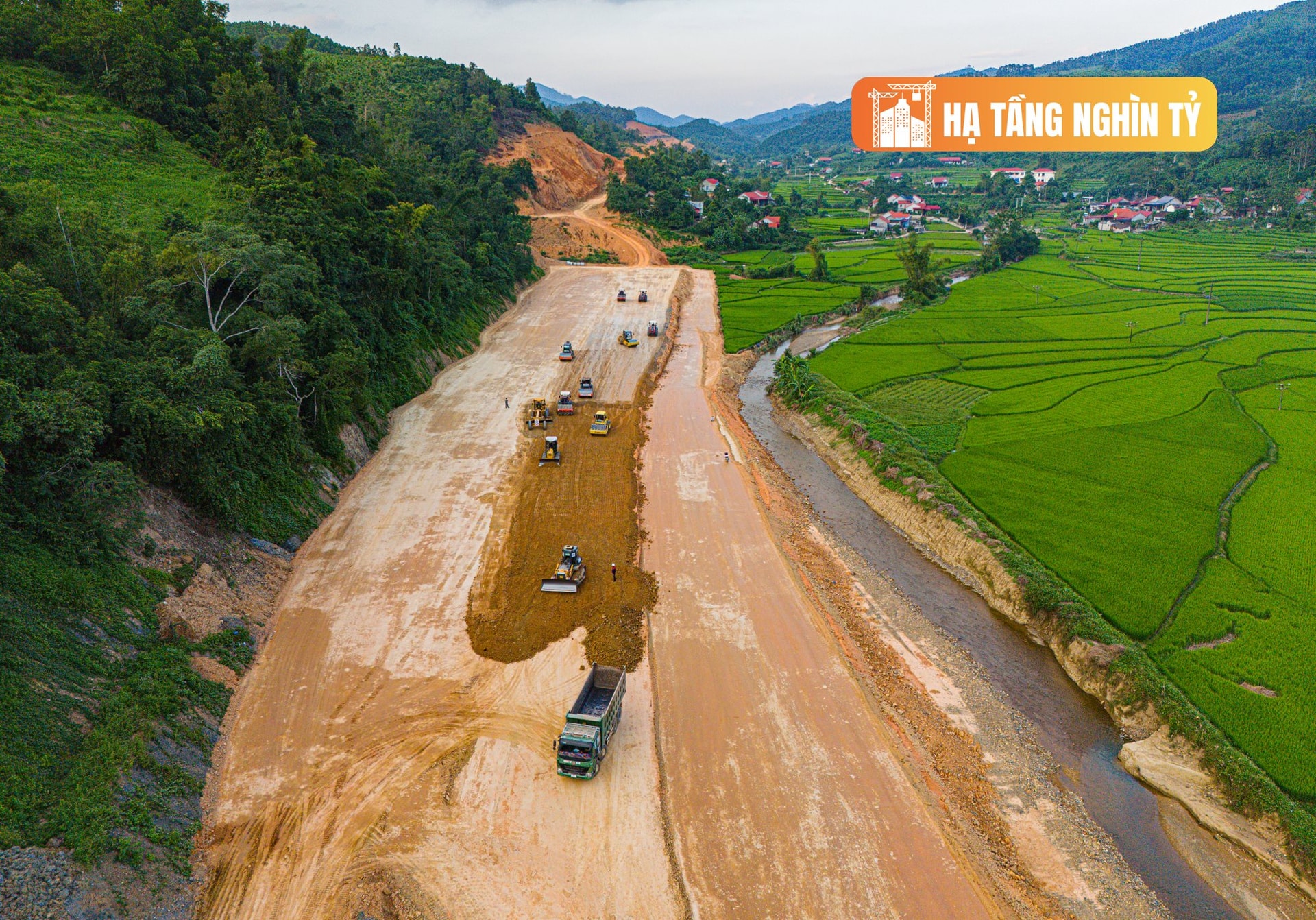 Toàn cảnh hàng chục mũi thi công trên mảnh ghép cuối cùng của cao tốc Bắc - Nam, vốn đầu tư hơn 11.000 tỷ dự kiến hoàn thành chỉ sau 2 năm