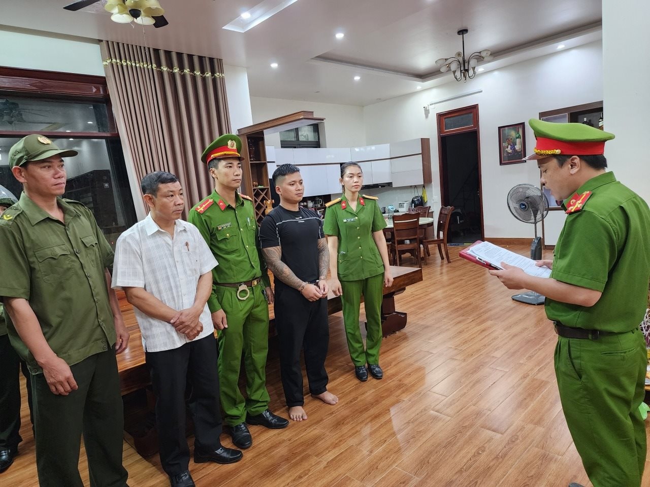 Công an bắt tạm giam đối tượng cho vay lãi nặng đến 365%/năm