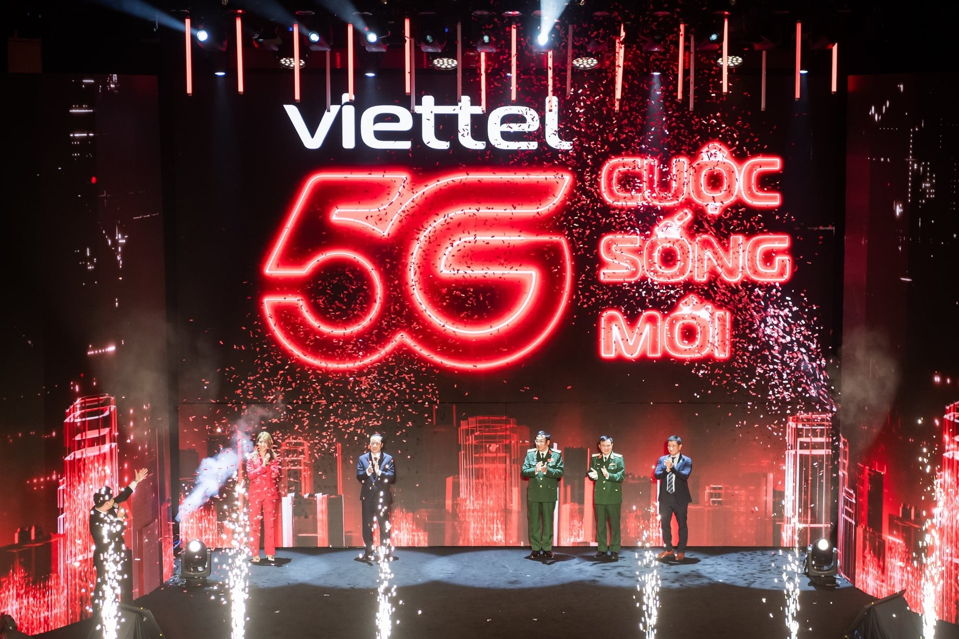 Viettel khai trương mạng 5G đầu tiên tại Việt Nam, công ty con trên sàn chứng khoán kỳ vọng hưởng lợi lớn, cổ phiếu tăng 50% từ đầu năm