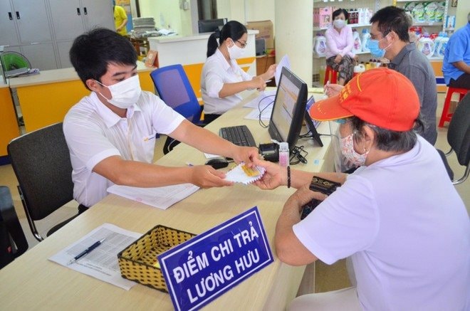 Người nhận lương hưu qua tài khoản ngân hàng bị trừ phí, muốn quay lại nhận tiền mặt