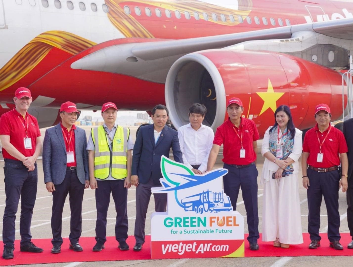 Vietjet tiên phong khai thác chuyến bay đầu tiên sử dụng nhiên liệu hàng không bền vững SAF do Petrolimex Aviation cung cấp, giảm thải 80% carbon