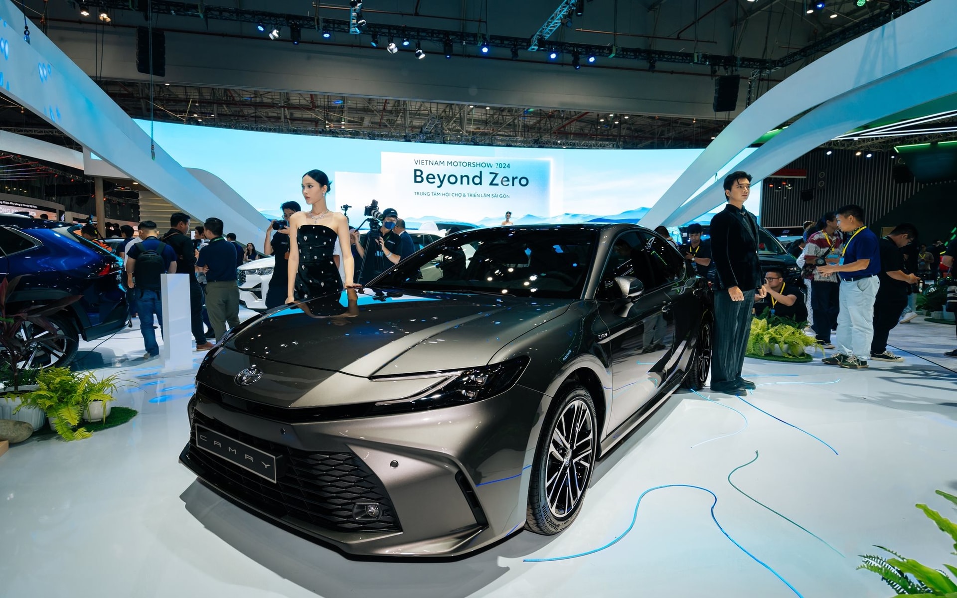 Toyota Camry thế hệ mới ra mắt Việt Nam, ngôi sao sáng tại Vietnam Motor Show 2024