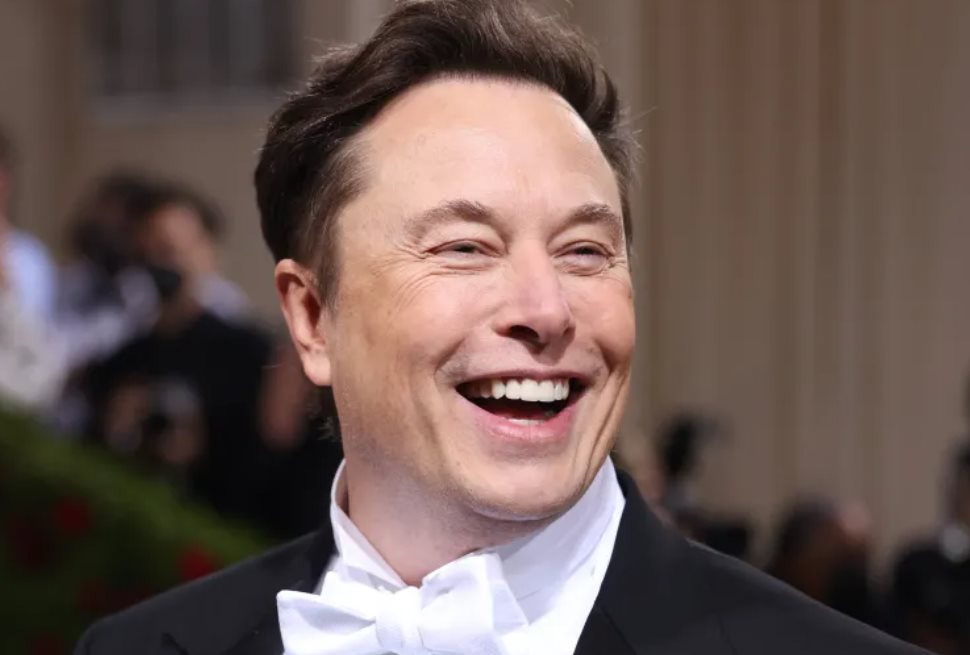 Chỉ có thể là Elon Musk: Mặc đối thủ chật vật bán xe để tồn tại, Tesla bán ‘giấc mơ’, bán sự ‘táo bạo’ vẫn có lãi, ung dung vốn hóa trăm tỷ USD