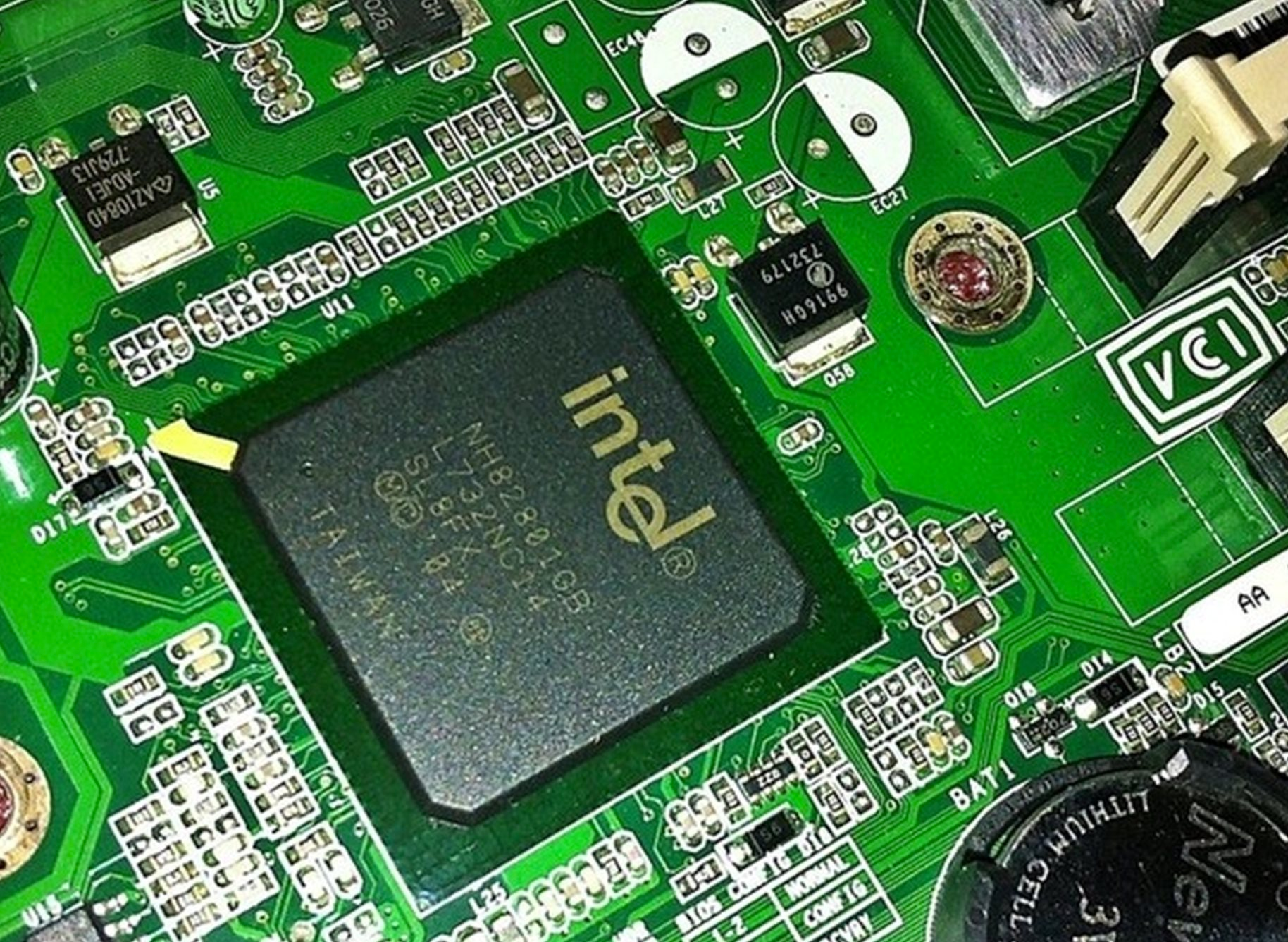 Phức tạp như ngành sản xuất chip: Hơn 10 quốc gia cùng tham gia chế tạo, ít nhất 70 lần vượt biên mới đến tay người dùng