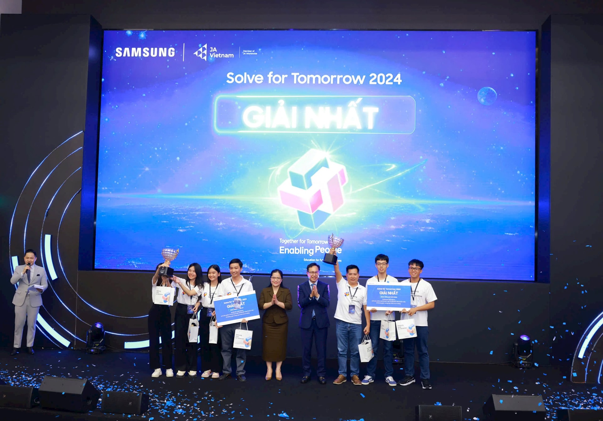 phan-trao-giai-cho-hai-doi-thi-dat-giai-nhat-chung-ket-cuoc-thi-solve-for-tomorrow-2024.jpg