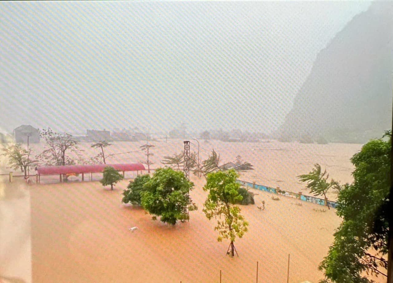 ‘Siêu bão’ Yagi và những điều không thể quên: Câu chuyện về hành trình đưa nguồn nước sạch về với vùng lũ   
