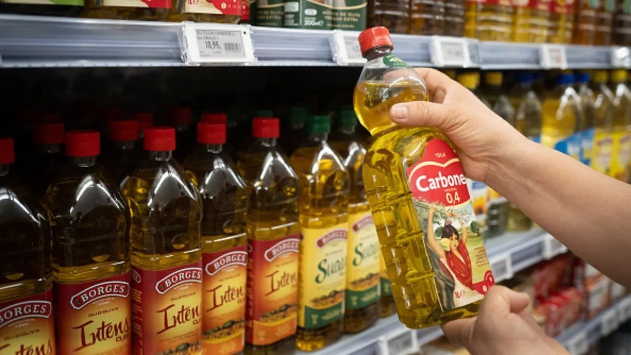 108062275-1731511007926-gettyimages-2158621274-europapress_6046459_person_holds_bottle_olive_oil_june_21_20.jpeg