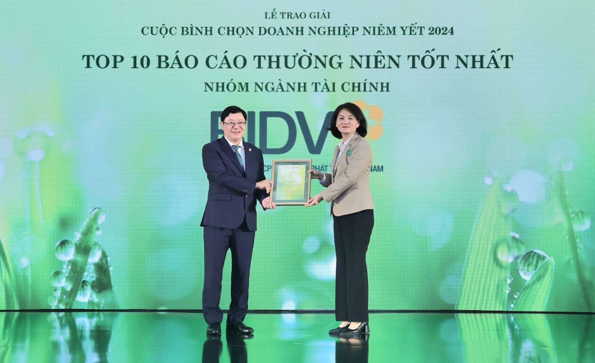 ong-doan-viet-nam-ptgd-bidv-dai-dien-nhan-giai-top-10-bctn-tot-nhat-nganh-tai-chinh(1).jpg