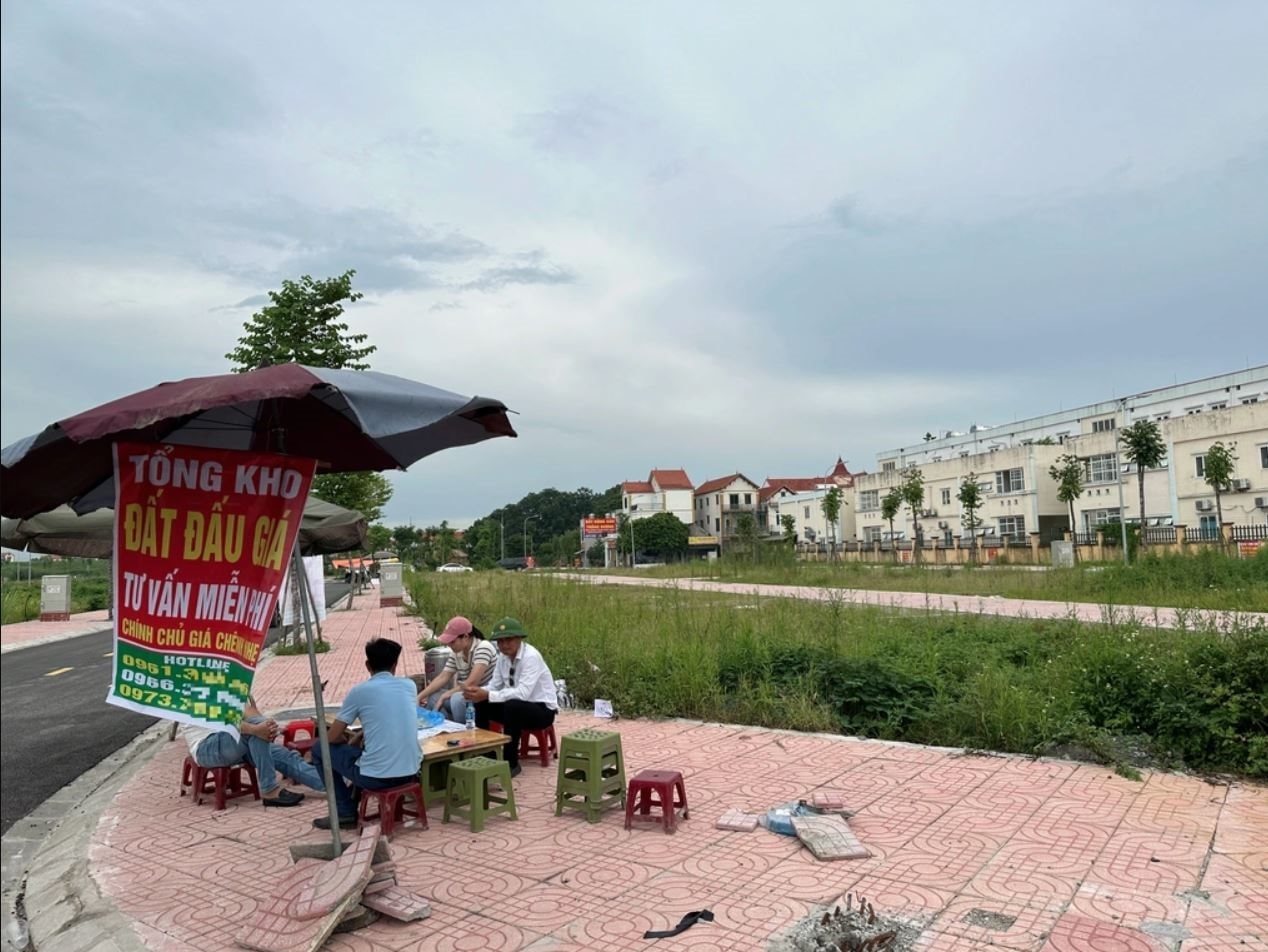 Nóng đấu giá đất ngoại thành Hà Nội, lướt cọc chênh “nhẹ” hàng trăm triệu đồng