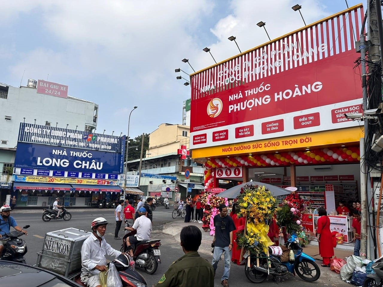 'Long tranh Phượng đấu': Founder Pharmacity mở nhà thuốc mới mang tên Phượng Hoàng, đặt đối diện Long Châu 