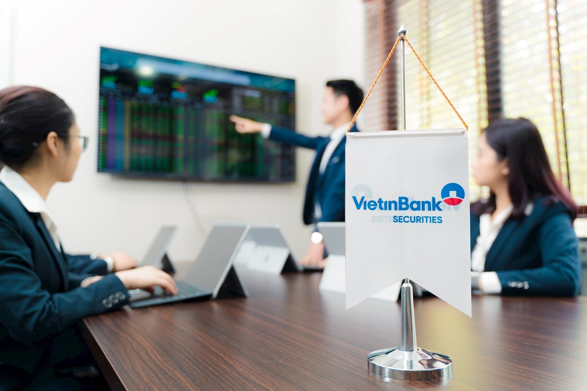 Chứng khoán Vietinbank (CTS) làm sai luật khi “quên” phát hành chứng thư thẩm định giá tại 3 doanh nghiệp mà VNR thoái vốn