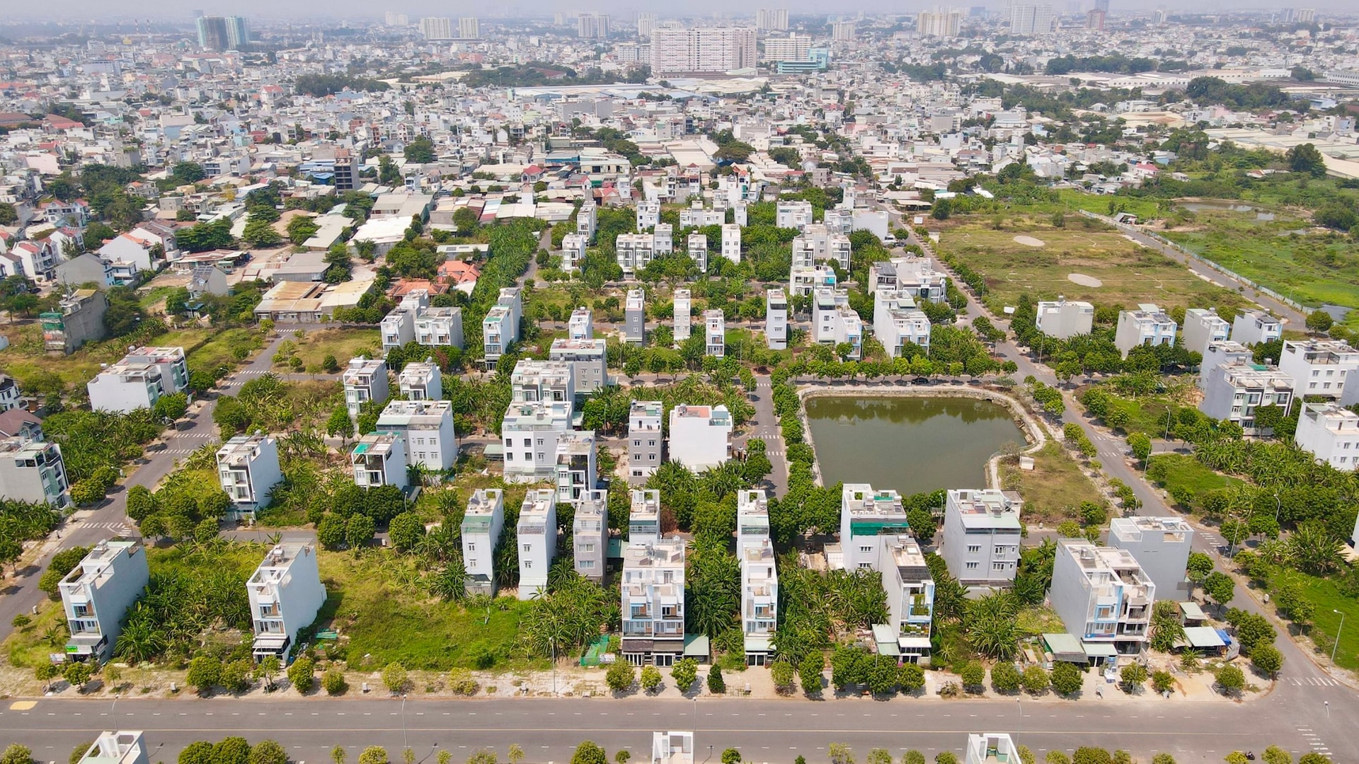 TS. Lê Xuân Nghĩa: Nếu không kịp thời tháo gỡ các vướng mắc, thị trường bất động sản sẽ tiếp tục rơi vào vòng luẩn quẩn