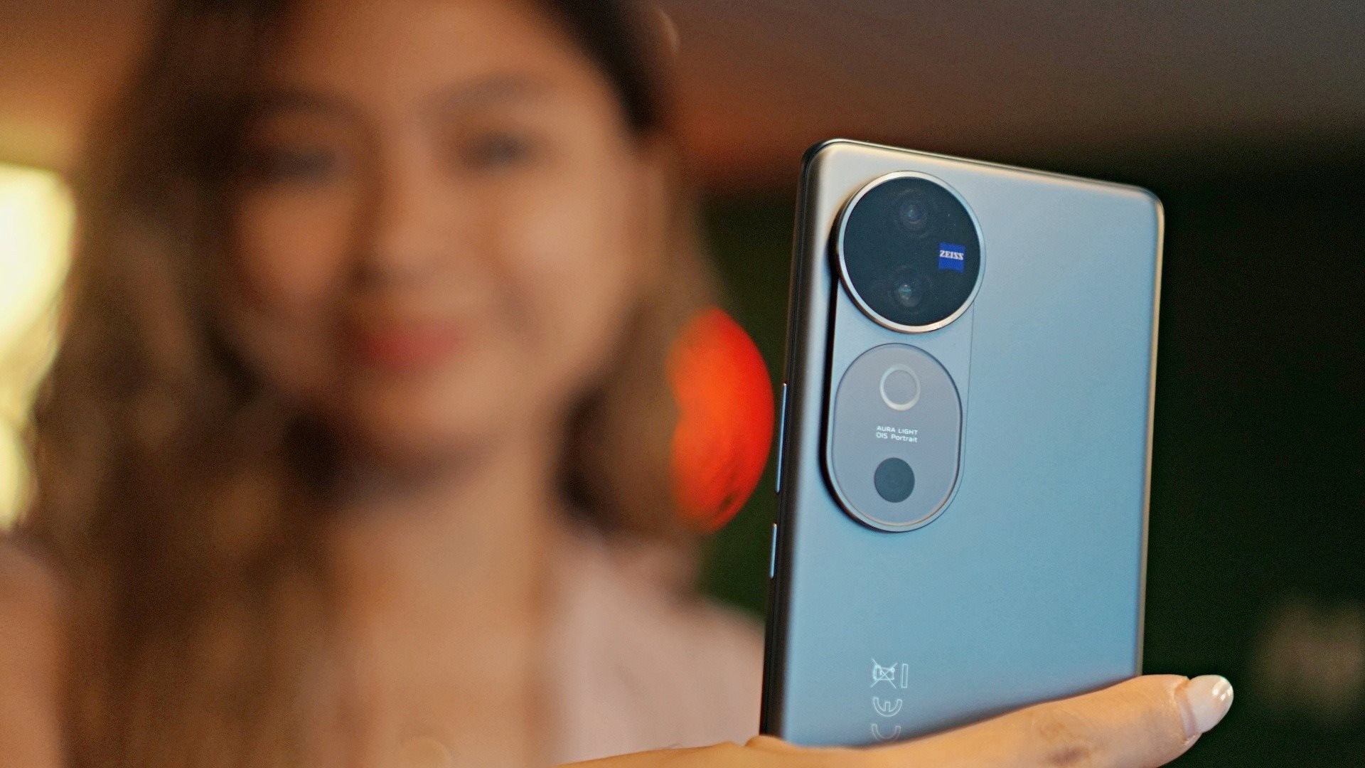 Smartphone 5G, camera Zeiss giá 13 triệu từ vivo