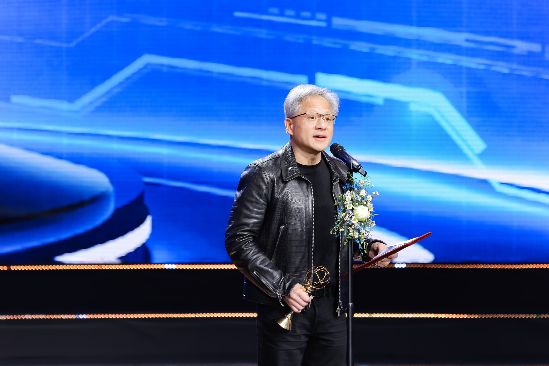 ceo-nvidia-nhan-giai.jpg