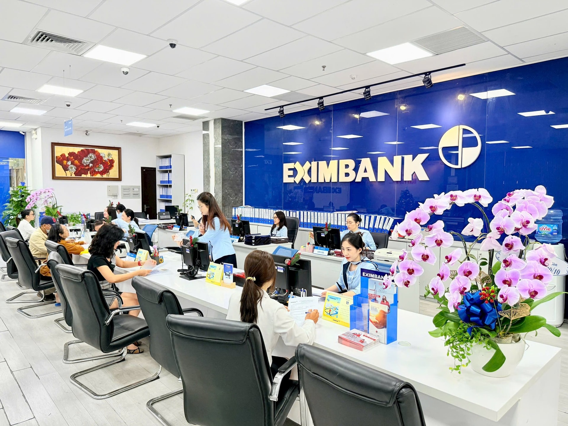 Eximbank tăng mạnh lãi suất tiết kiệm ngay đầu tháng 12, tiếp tục áp dụng mức cao nhất hệ thống cho tiền gửi vào cuối tuần