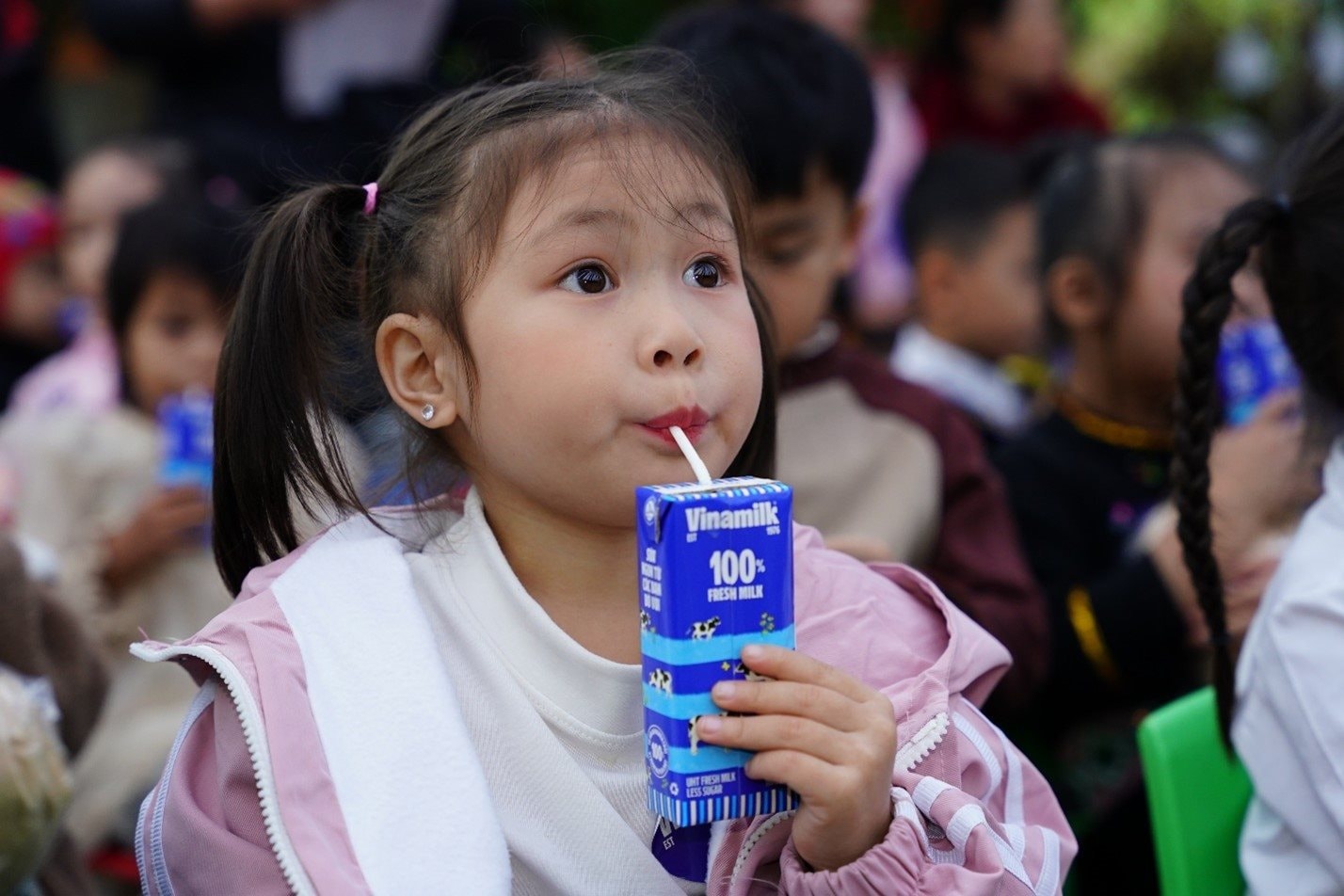 Hộp quà bất ngờ từ Vinamilk mang niềm vui ấm áp đến trẻ em vùng cao 