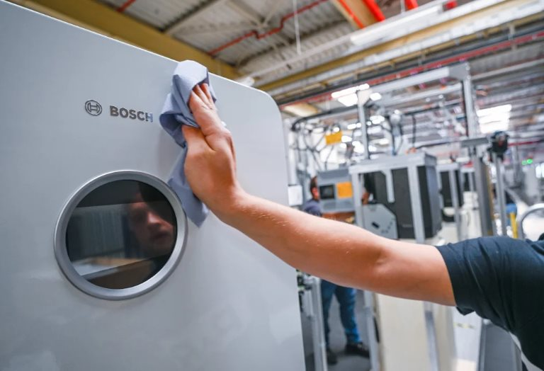 Thêm một gã khổng lồ lĩnh vực sản xuất của Đức chuẩn bị cắt giảm hơn 8.000 việc làm: "Cơn bão hoàn hảo" tiếp tục càn quét nền kinh tế đầu tàu châu Âu, chưa tìm thấy lối ra