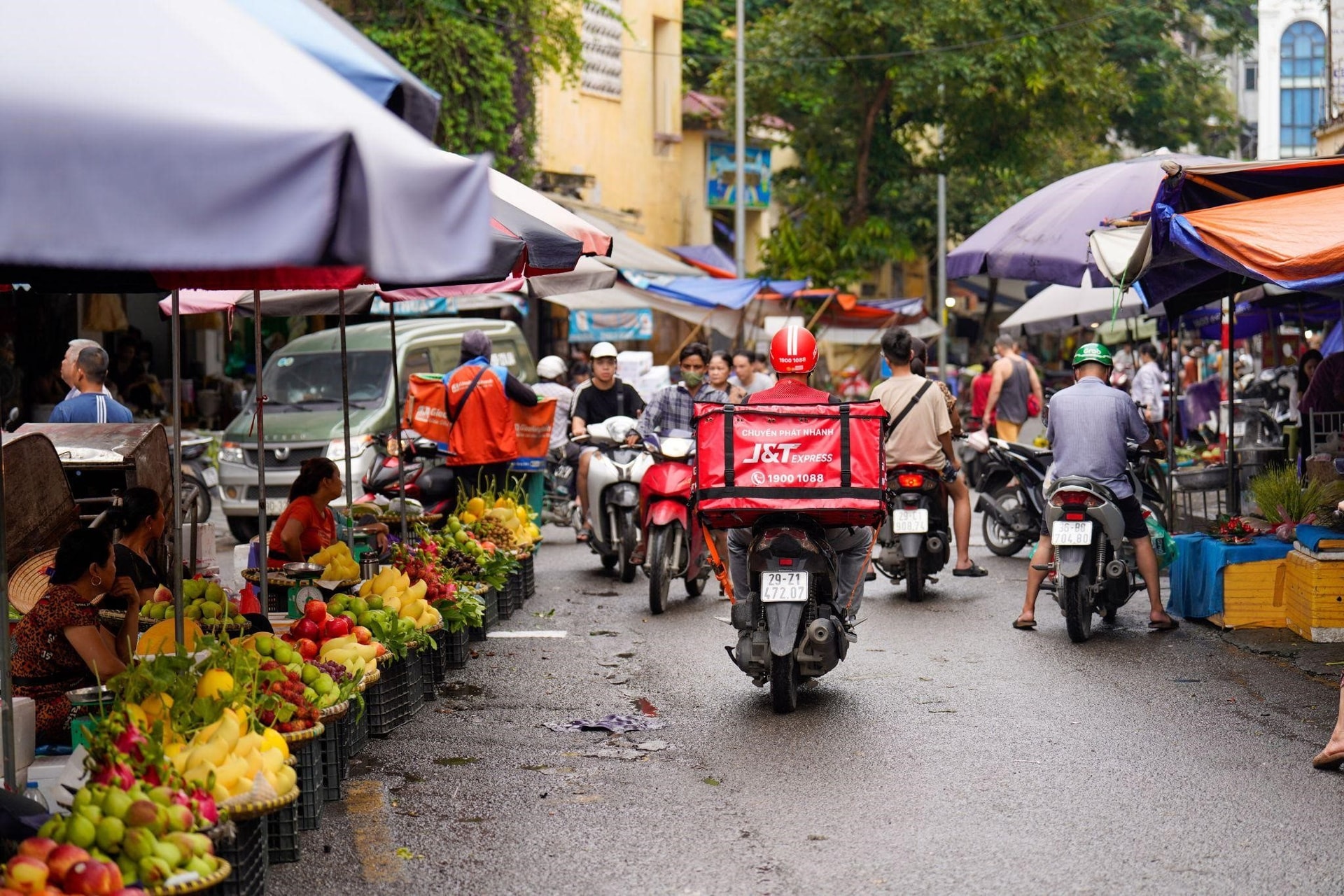 Shipper chạy đua trong mùa cao điểm - Doanh nghiệp chuyển phát sẵn sàng phục vụ Tết