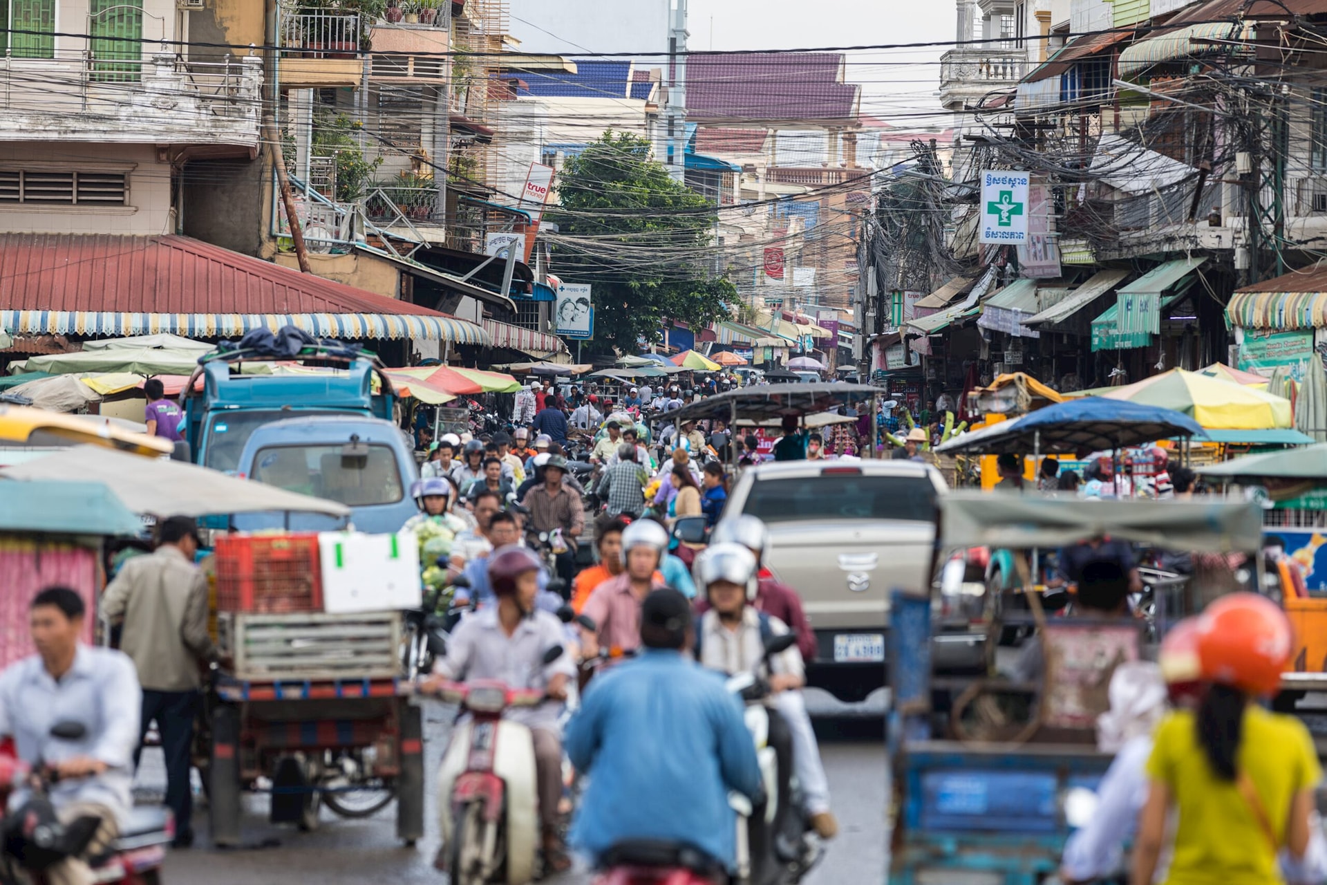 r57121_n_no_restrictions_crowded_street_in_cambodia_-scaled.jpg