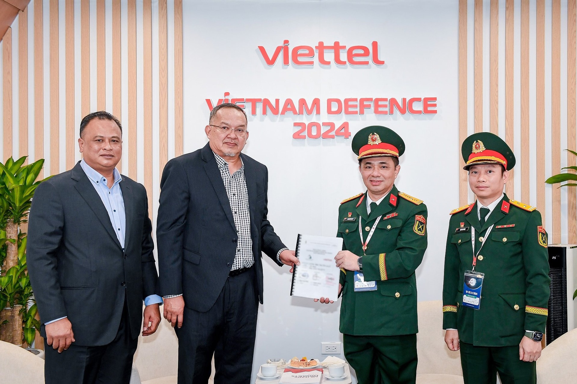 1-viettel-high-tech-nhan-chung-nhan-san-pham-thong-tin-quan-su-san-sang-kinh-doanh-tai-malaysia.jpg