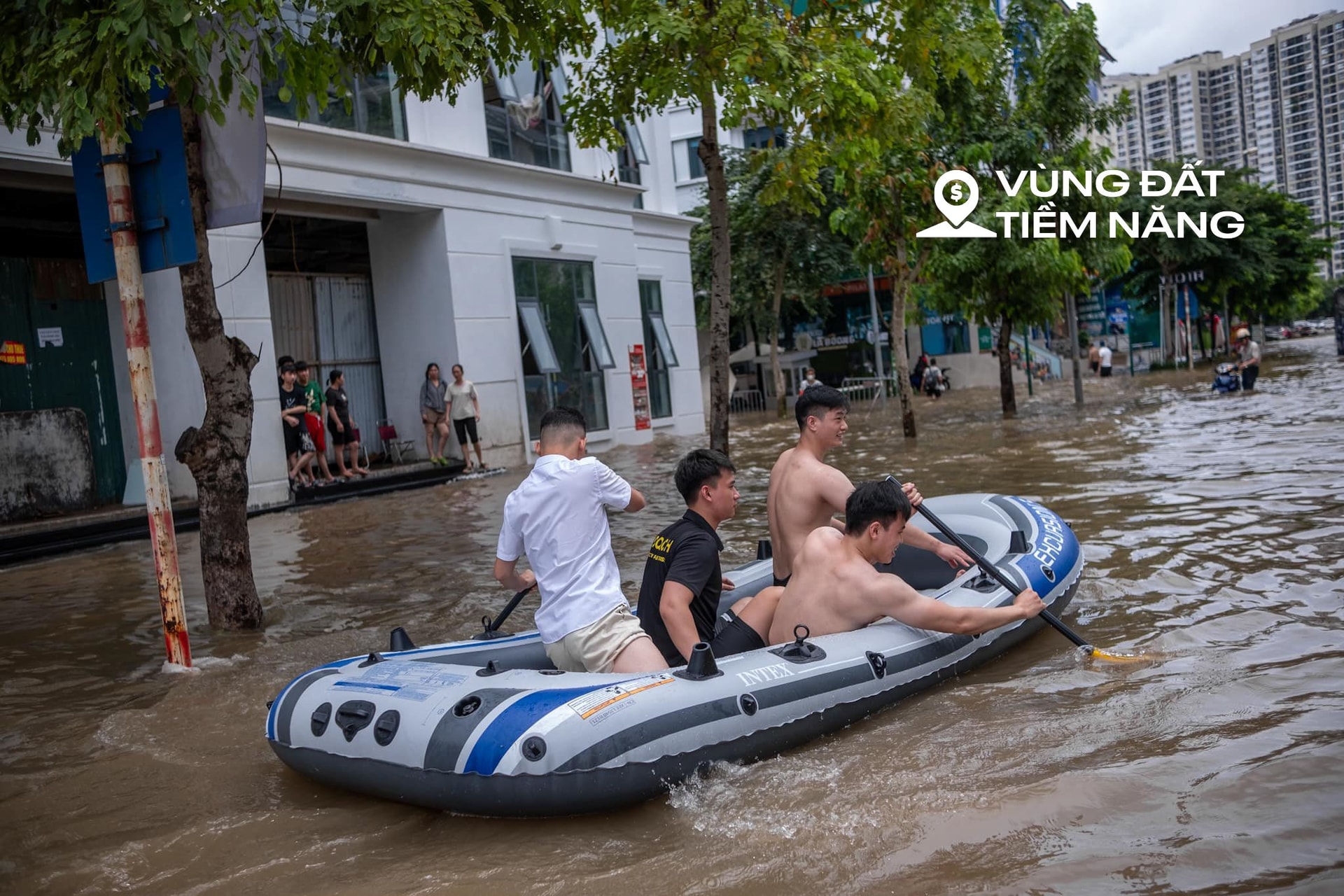 "Làng" biệt thự triệu đô hễ mưa là ngập bất ngờ đổi thay nhờ đoạn đường 200m nối với đại đô thị của Vinhomes