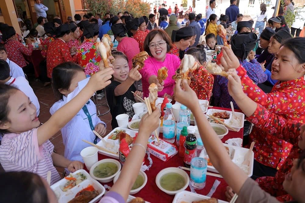 moi-bua-com-khong-chi-la-su-no-du-ma-con-la-su-am-ap-thap-len-trong-long-cac-em-niem-hy-vong-ve-mot-tuong-lai-tuoi-sang.jpg