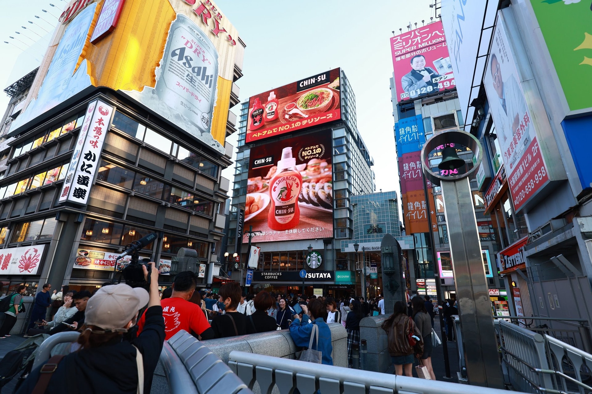 tuong-ot-chin-su-xuat-hien-hoanh-trang-tai-khu-pho-am-thuc-soi-dong-dotonbori-osaka-1-.jpg