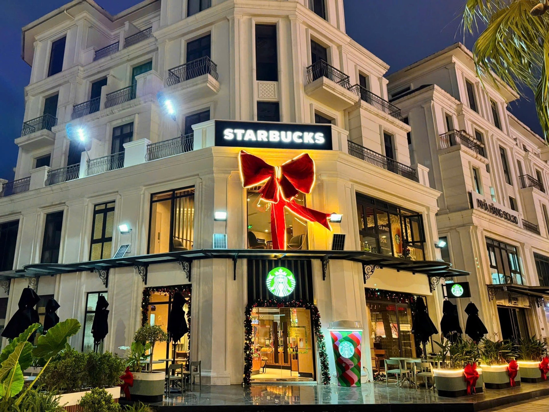 Vì sao Starbucks Việt Nam lại quyết định mở cửa hàng ồ ạt và phủ đến 16 tỉnh thành trong giai đoạn kinh tế khó khăn?