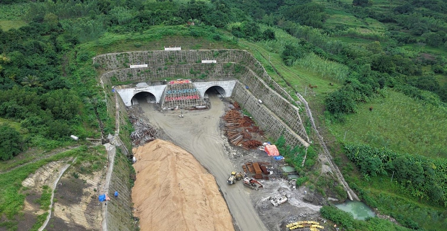 Ban đầu huy động 300 nhân công, sau phải nâng lên 500 người, liên danh Đèo Cả chính thức đào thông nhánh hầm dài hơn 1km thuộc tuyến cao tốc 10.700 tỷ đồng