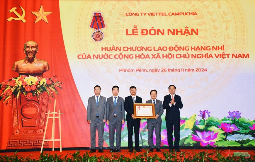 ‘Cơn mưa’ bằng khen cuối năm dành cho Viettel Global 