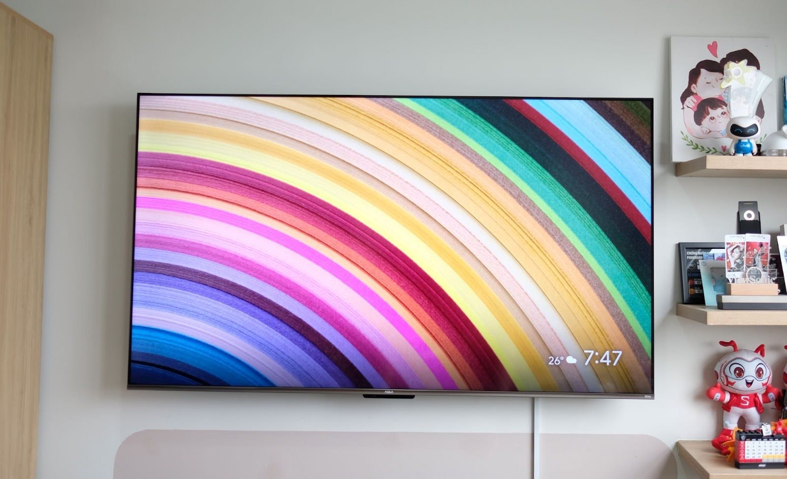 Trải nghiệm TV AQUA 4K 65 inch: Màn hình QLED, giá mềm