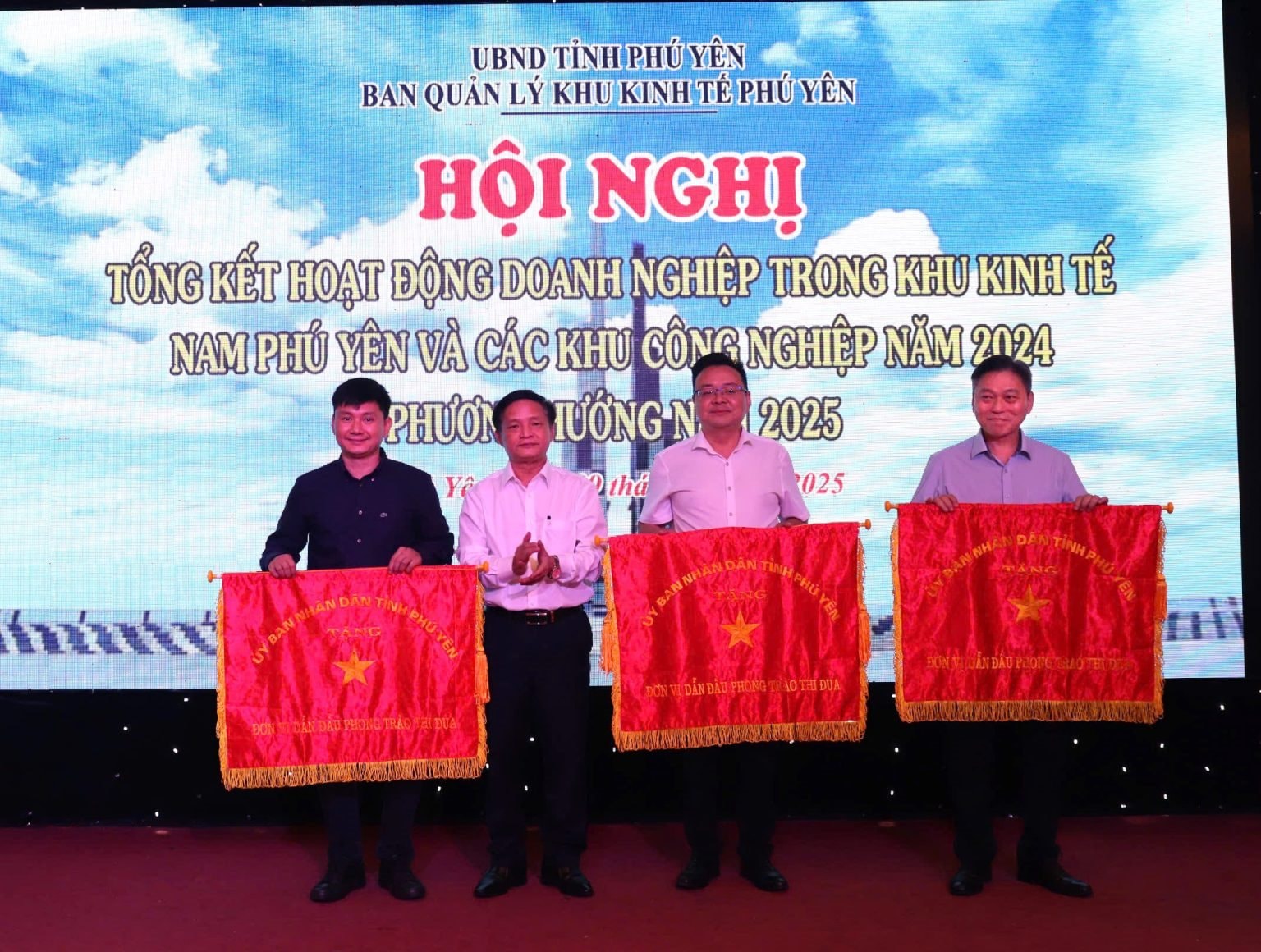 2.-hinh-pct-tinh-trao-co-thi-dua-cho-doanh-nghiep-1536x1160.jpg