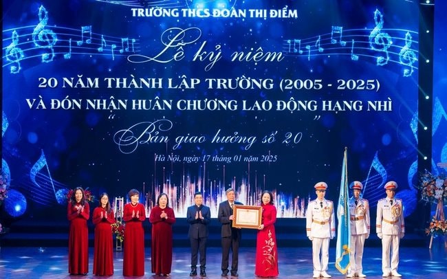 Trường THCS Đoàn Thị Điểm vinh dự đón nhận Huân chương lao động hạng Nhì