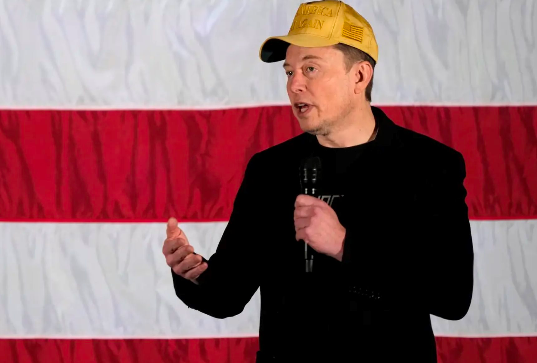 Tổng thống Trump vừa 'bắt tay' với một loạt tỷ phú công nghệ, 'bộ trưởng' Elon Musk ngay lập tức 'dội gáo nước lạnh' vào dự án 500 tỷ USD 