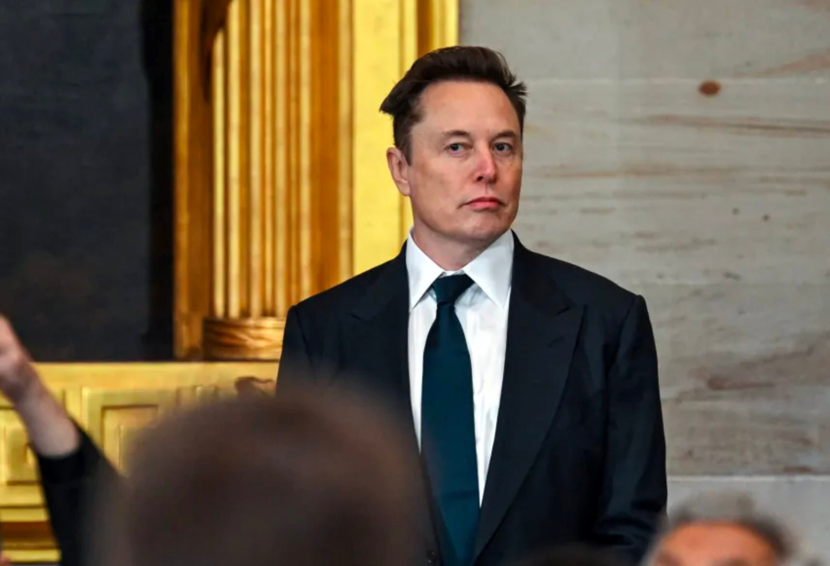 'Bộ trưởng' Elon Musk khiến các nhân viên chính phủ Mỹ 'sợ xanh mặt': Gửi email đến 2 triệu người yêu cầu 'cầm tiền và nghỉ việc', mang cả giường đến văn phòng để vừa làm vừa ngủ