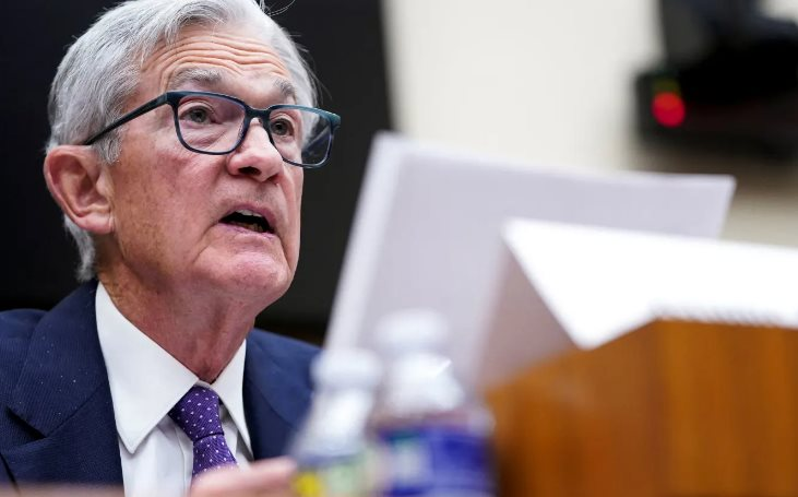 Chủ tịch Fed Jerome Powell tuyên bố siết chặt chính sách ngay từ giờ, nhấn mạnh không vội cắt giảm lãi suất vì lạm phát vẫn đang sôi sục