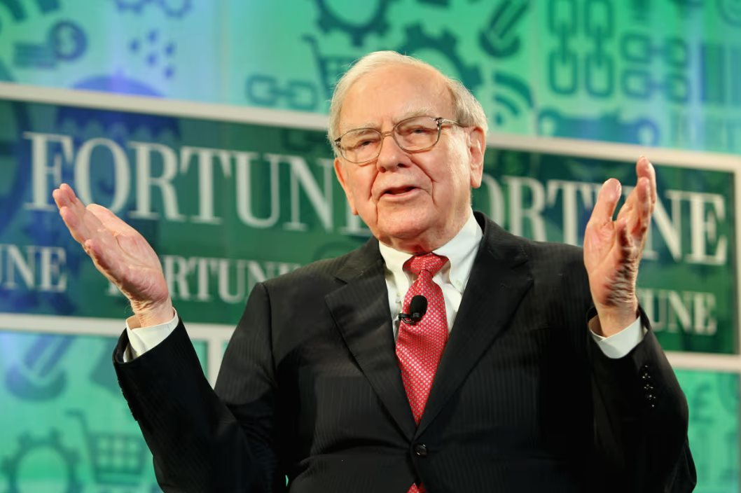 Mọi ánh mặt đổ dồn vào thư gửi cổ đông của Warren Buffett: Ngoài núi tiền mặt hơn 300 tỷ USD còn 3 điều không thể bỏ lỡ