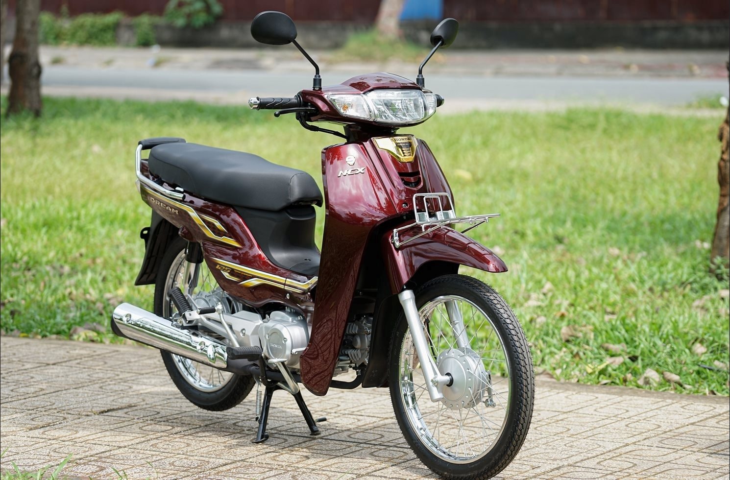 Honda Dream về đại lý Việt với số khung lộc phát cực độc: Chạy 50km/lít xăng, ánh vàng sang trọng, công nghệ hoài cổ