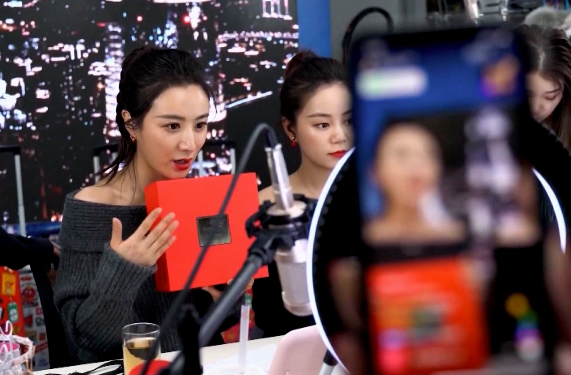 Bi kịch nghề livestream Trung Quốc: Bán cuộc sống để đổi lấy thu nhập, có người đã thiệt mạng