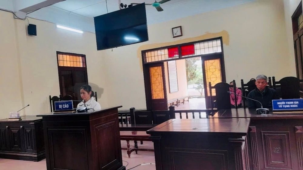 Đưa xe máy cho con chưa đủ tuổi cầm lái, mẹ đi tù