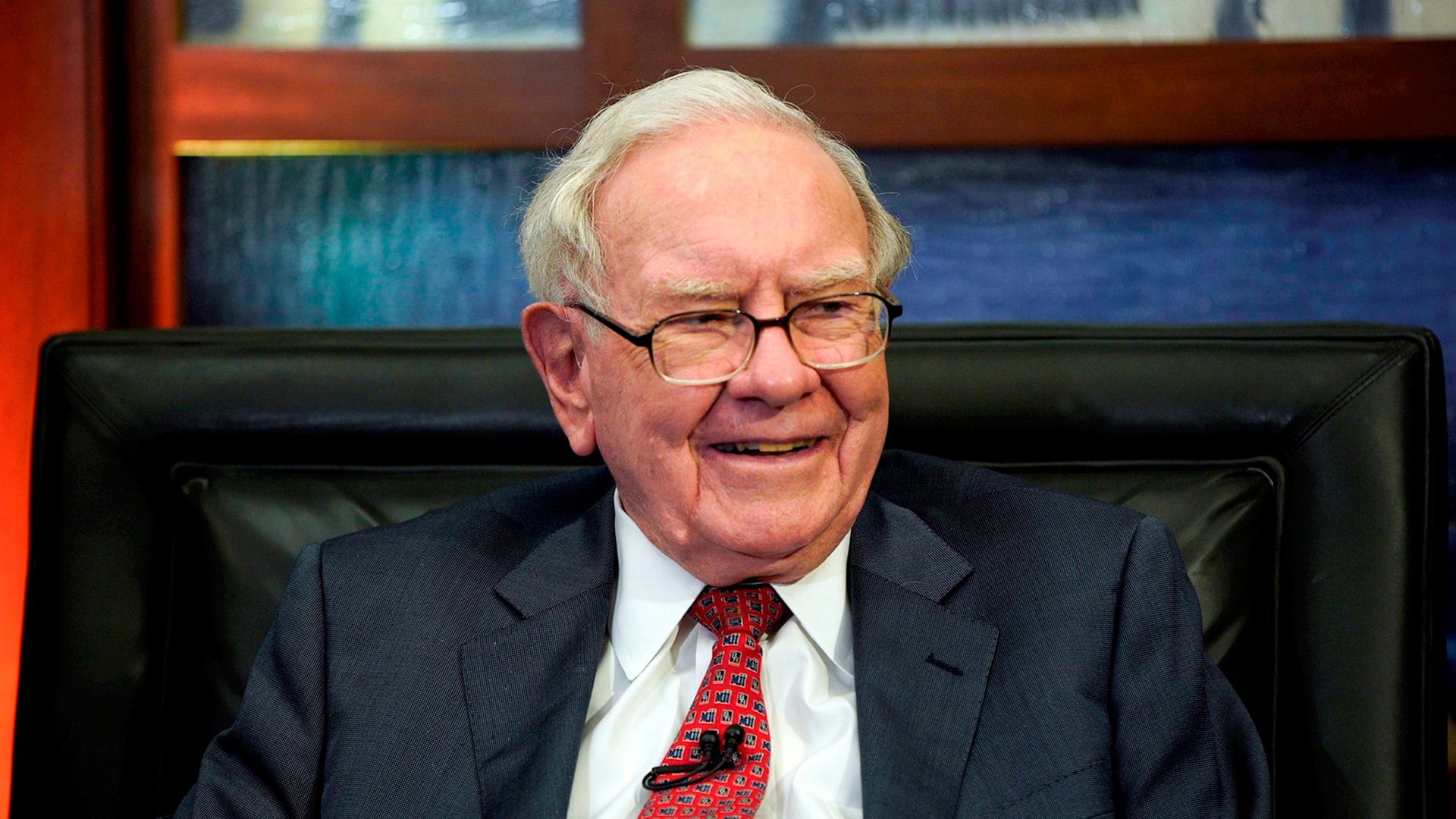 Warren Buffett đọc thơ khi chứng khoán giảm mạnh nhất 5 năm: ‘Chẳng mấy khi có mưa vàng, hãy đi lấy xô hứng lấy cơ hội’, lời khuyên của tỷ phú 94 tuổi với 334 tỷ USD tiền mặt 'đã sẵn sàng'