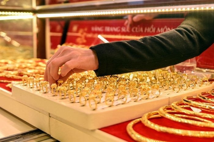 Giá vàng miếng SJC đi ngang, vàng nhẫn đồng loạt giảm nhẹ