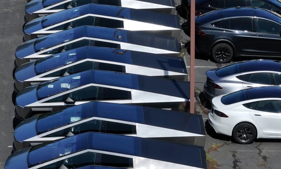 Chuyện gì đây: Vốn hoá Tesla bốc hơi 800 tỷ USD, rơi vào 'báo động đỏ', nhà đầu tư khẩn cấp yêu cầu Elon Musk làm ngay một việc