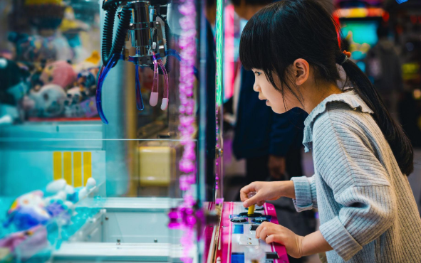 Máy gắp thú hóa ra là "trò lừa thế kỷ": Bảo sao chúng ta tốn nhiều tiền mà gắp mãi không được con nào