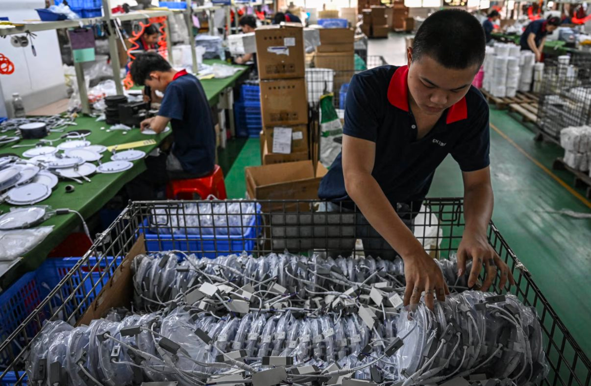 Kinh tế Trung Quốc đối diện loạt con số buồn, thuế quan của Mỹ khiến cả sản xuất lẫn xuất khẩu đều gặp “đá tảng”
